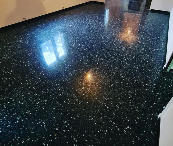 Pour un sol en granito ou terrazzo comme neuf.